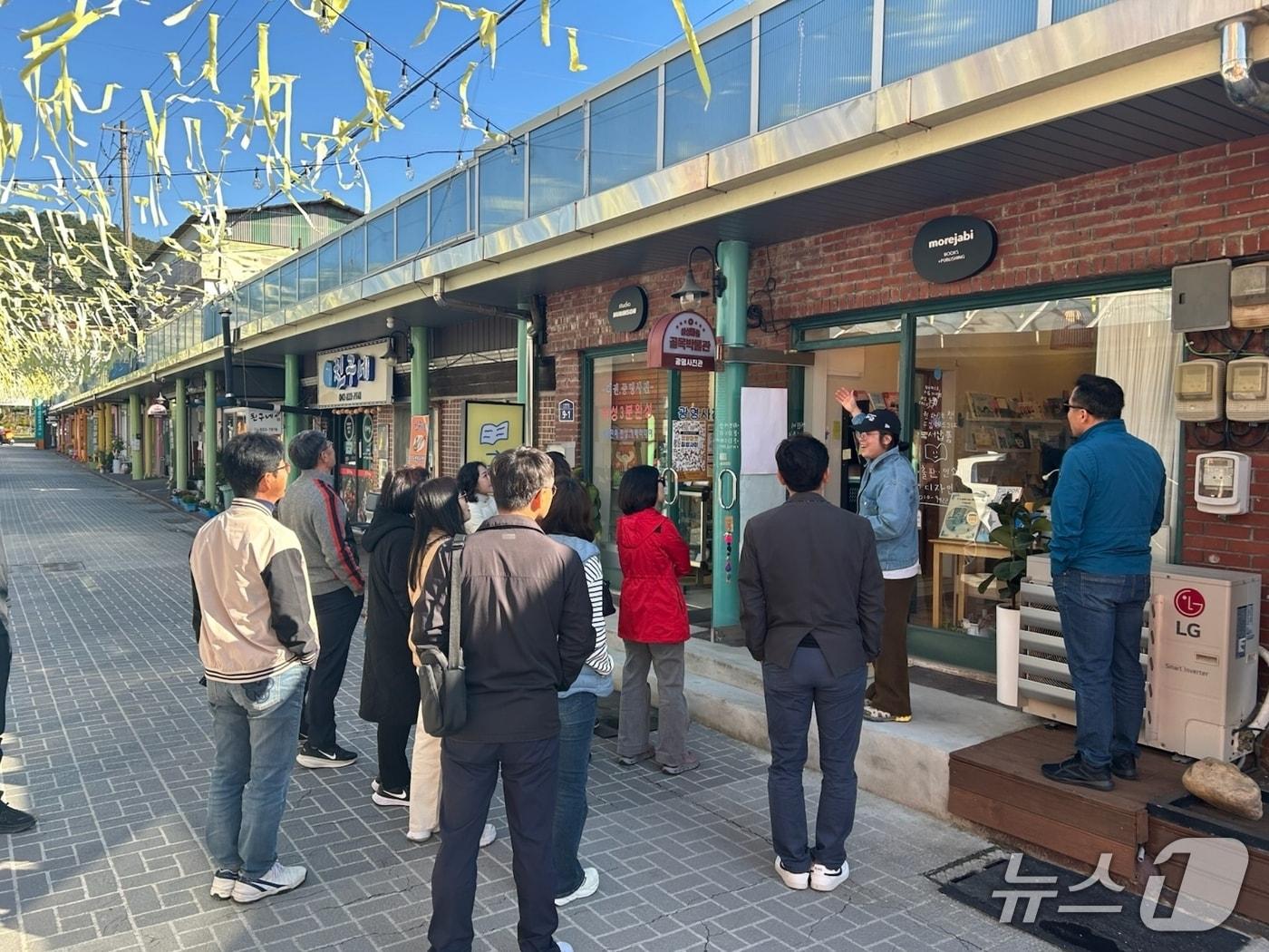본문 이미지 - 충북 괴산증평교육지원청은 27일 괴산 칠성면과 문광면 일원에서 &#39;학교-마을 협력을 위한 마을여행 직무연수&#39;를 진행했다.&#40;괴산증평교육지원청 제공, 재판매 및 DB금지&#41;/뉴스1