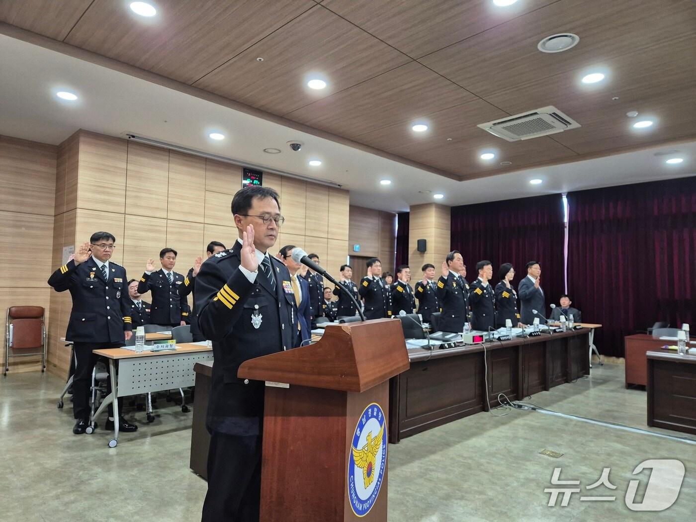 본문 이미지 - 임정주 충남경찰청장이 27일 열린 국회 행정안전위원회 국정감사에서 선서를 하고 있다. 2025.10.27/뉴스1 ⓒ News1 최형욱 기자