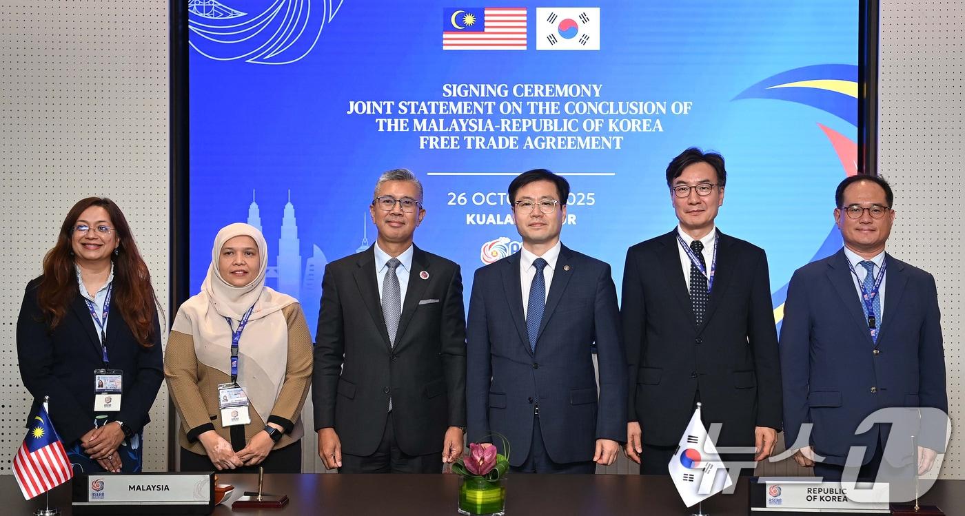 여한구 산업통상부 통상교섭본부장이 26일&#40;현지시간&#41; 말레이시아 쿠알라룸푸르 국제컨벤션센터&#40;KLCC&#41;에서 열린 2025 한-아세안 정상회의 계기 한-말레이시아 FTA 타결 공동선언문 서명식에서 뜽쿠 자프룰&#40;Tengku Zafrul&#41; 말레이시아 투자통상산업부 장관을 비롯한 참석자들과 기념촬영을 하고 있다. &#40;산업통상자원부 제공. 재판매 및 DB 금지&#41; 2025.10.27/뉴스1
