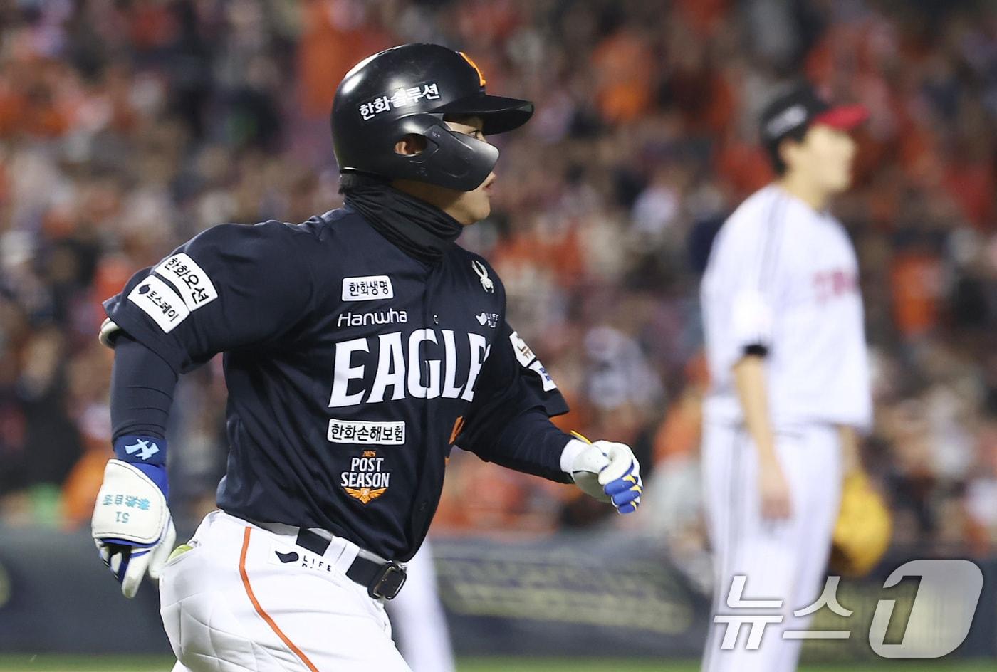 27일 서울 잠실야구장에서 열린 프로야구 2025 신한 SOL뱅크 KBO 포스트시즌 한국시리즈 2차전 한화 이글스와 LG 트윈스의 경기, 한화 문현빈이 1회초 1사 1루 상황에서 선제 2점 홈런을 터뜨린 후 그라운드를 돌고 있다. 2025.10.27/뉴스1 ⓒ News1 김성진 기자