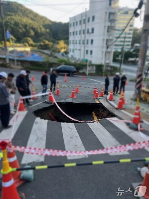 본문 이미지 - 27일 오후 2시 40분쯤 부산 서구 모지포 국제수산물 도매시장삼거리 방향 왕복 2차선 도로 1차선에서 가로 5m, 세로 5m, 깊이 3m의 싱크홀(지반 침하)이 발생했다. 사진은 현장 모습. 2025.10.27.(부산경찰청 제공)