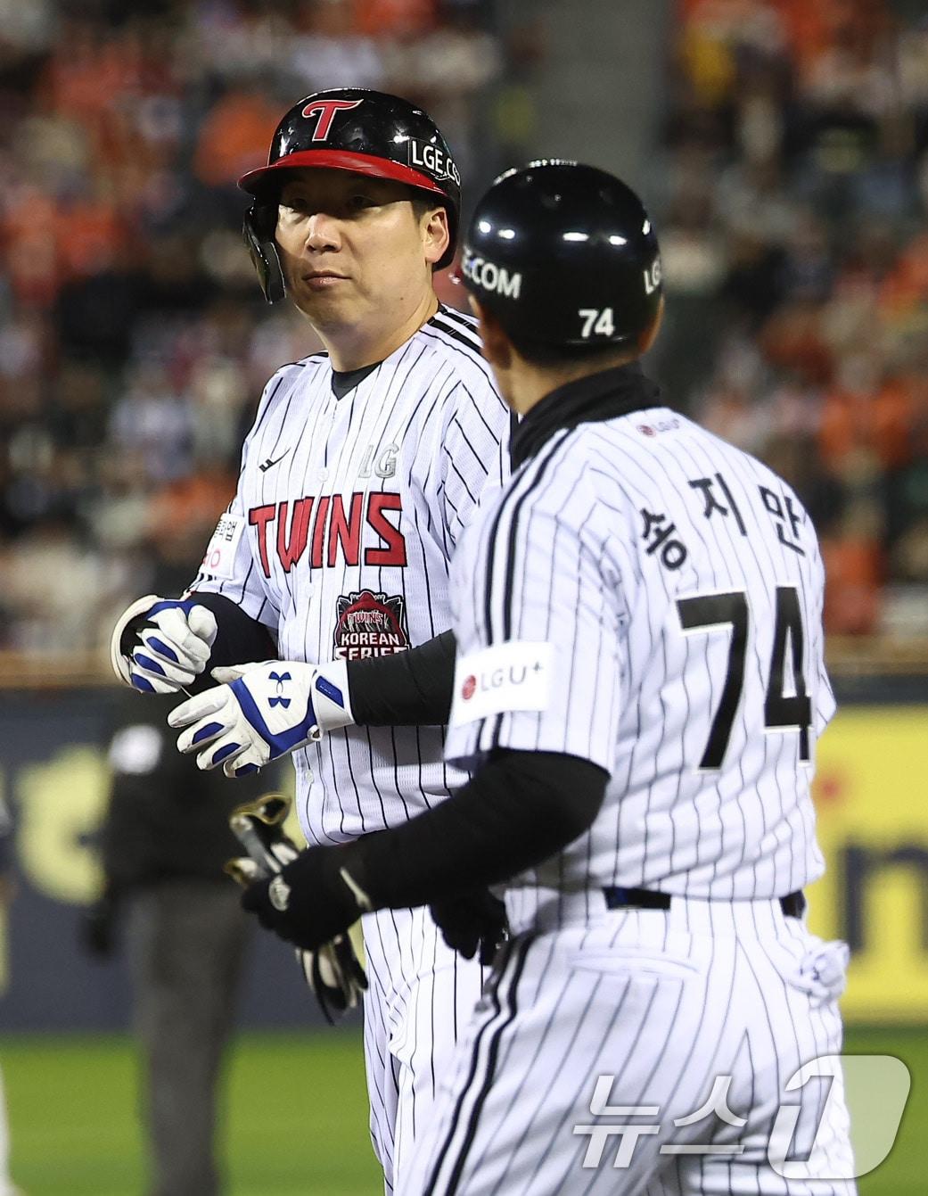 본문 이미지 - 27일 서울 잠실야구장에서 열린 프로야구 2025 신한 SOL뱅크 KBO 포스트시즌 한국시리즈 2차전 한화 이글스와 LG 트윈스의 경기, LG 김현수가 2회말 무사 선두타자로 나서 안타를 친 후 송지만 코치와 기뻐하고 있다. 2025.10.27/뉴스1 ⓒ News1 김성진 기자