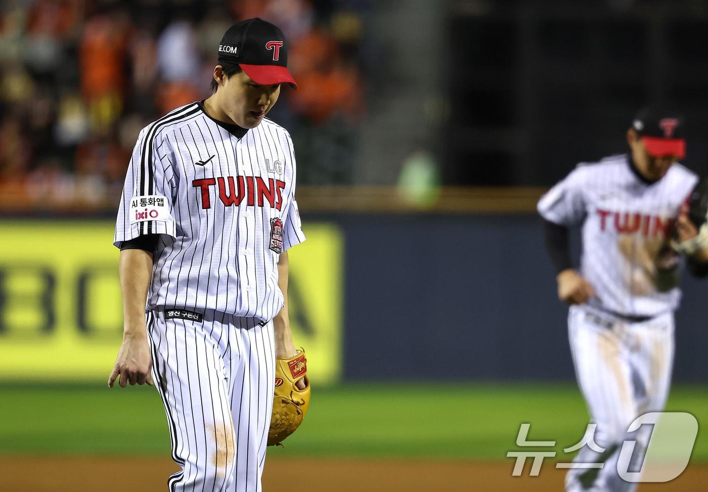 27일 서울 송파구 잠실야구장에서 열린 프로야구 2025 신한 SOL뱅크 KBO 포스트시즌 한국시리즈 2차전 한화 이글스와 LG 트윈스의 경기, LG 선발투수 임찬규가 1회초를 마치고 더그아웃으로 향하고 있다. 2025.10.27/뉴스1 ⓒ News1 김도우 기자