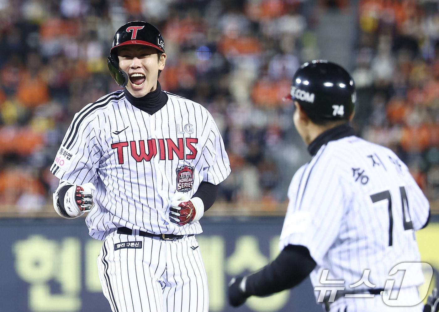 27일 서울 잠실야구장에서 열린 프로야구 2025 신한 SOL뱅크 KBO 포스트시즌 한국시리즈 2차전 한화 이글스와 LG 트윈스의 경기, LG 홍창기가 2회말 1사 2루 상황에서 역전을 만드는 1타점 적시타를 친 후 포효하고 있다. 2025.10.27/뉴스1 ⓒ News1 김성진 기자