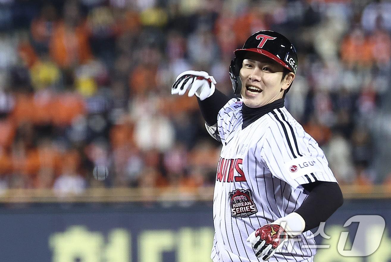 본문 이미지 - LG 트윈스 외야수 홍창기. 2025.10.27/뉴스1 ⓒ News1 김성진 기자