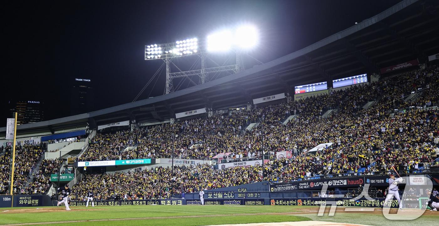 본문 이미지 - 프로야구 야간 경기 모습. 2025.10.27 ⓒ 뉴스1 김도우 기자