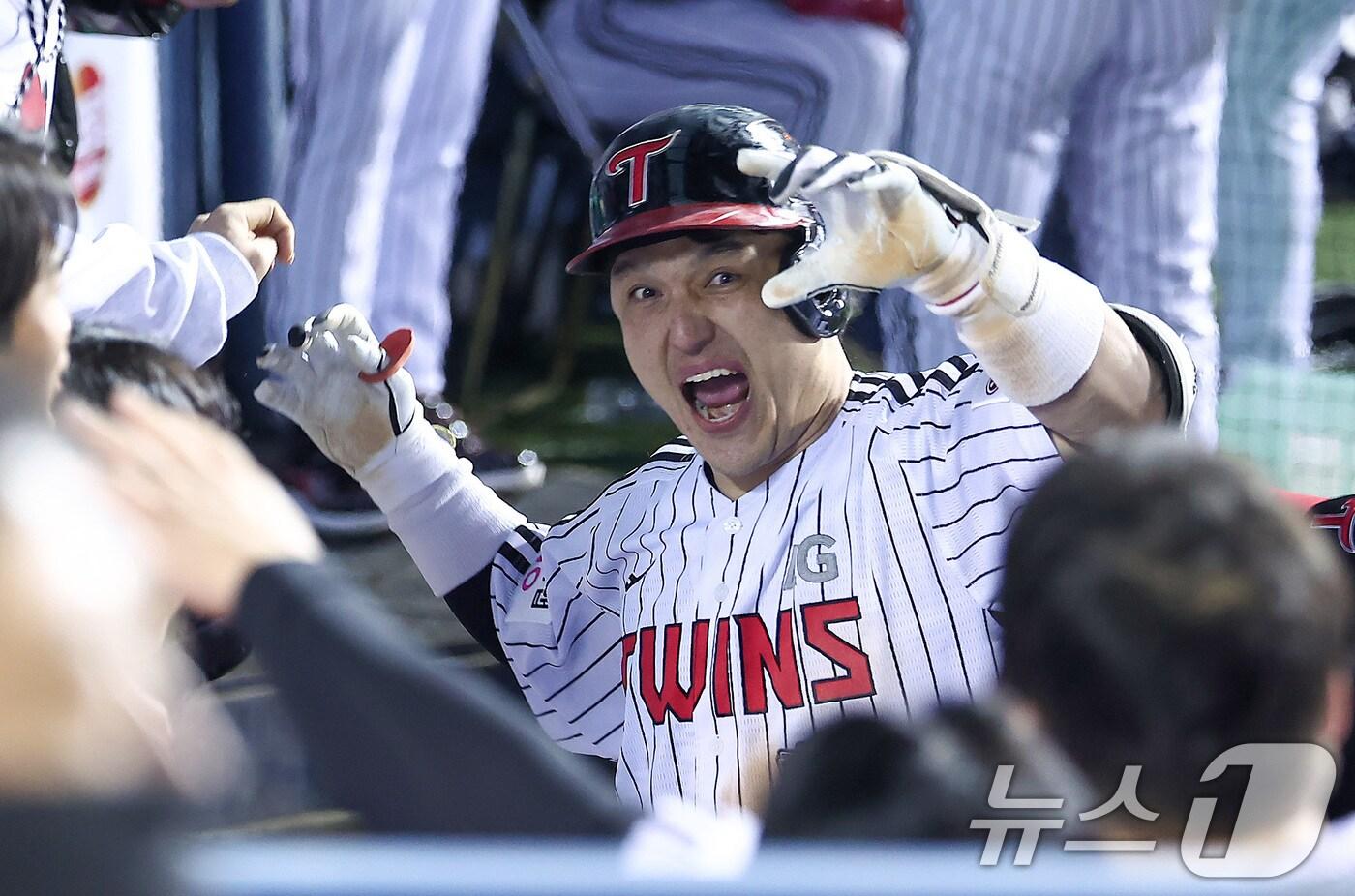 27일 서울 잠실야구장에서 열린 프로야구 2025 신한 SOL뱅크 KBO 포스트시즌 한국시리즈 2차전 한화 이글스와 LG 트윈스의 경기, LG 박동원이 3회말 2사 1루 상황에서 2점 홈런을 터뜨린 후 더그아웃에서 하이파이브를 하고 있다. 2025.10.27/뉴스1 ⓒ News1 김성진 기자