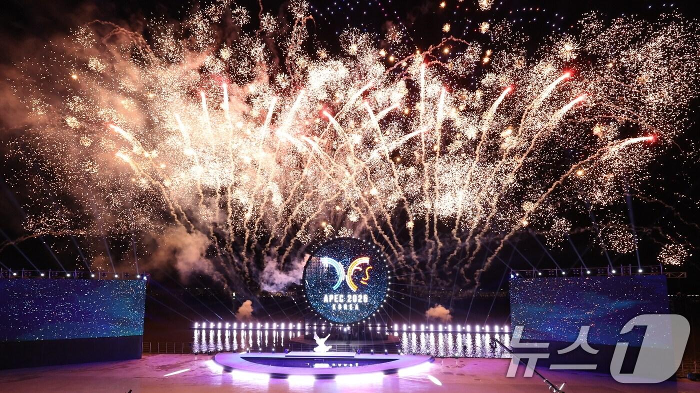 27일 오후 경주 보문 수상공연장에서 열린 ‘APEC 2025 KOREA 기념 보문 멀티미디어쇼–천년의 달’에서 시민들이 ‘천년의 신비, 내일을 날다’를 주제로 펼쳐진 공연을 관람하고 있다.  ⓒ News1 박지혜 기자