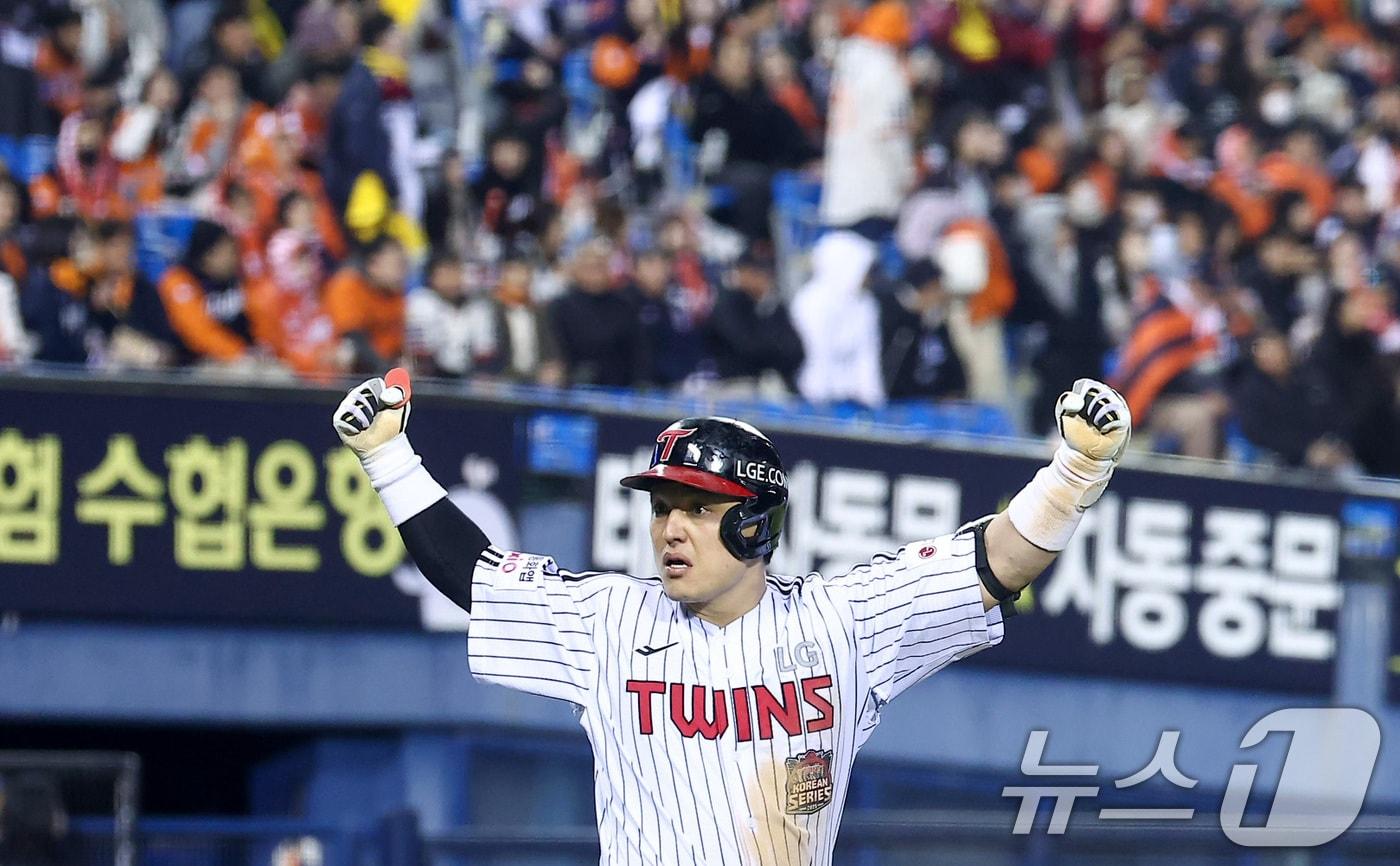 27일 서울 잠실야구장에서 열린 프로야구 2025 신한 SOL뱅크 KBO 포스트시즌 한국시리즈 2차전 한화 이글스와 LG 트윈스의 경기, LG 박동원이 3회말 2사 1루 상황에서 2점 홈런을 터뜨린 후 세리머니를 하고 있다. 2025.10.27/뉴스1 ⓒ News1 김성진 기자
