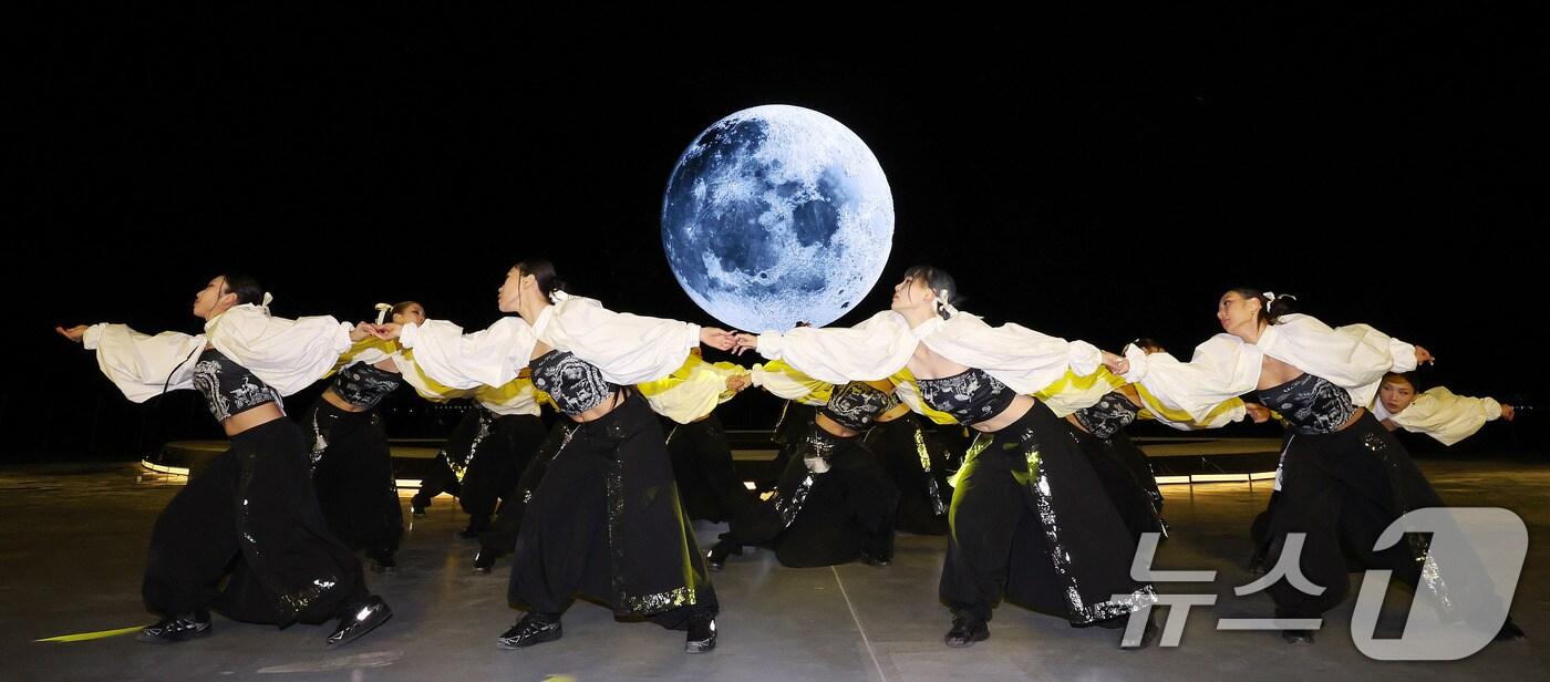 27일 오후 경주 보문 수상공연장에서 열린 ‘APEC 2025 KOREA 기념 보문 멀티미디어쇼–천년의 달’에서 허니제이팀이 멋진 퍼포먼스를 선보이고 있다. 2025.10.27/뉴스1 ⓒ News1 박지혜 기자