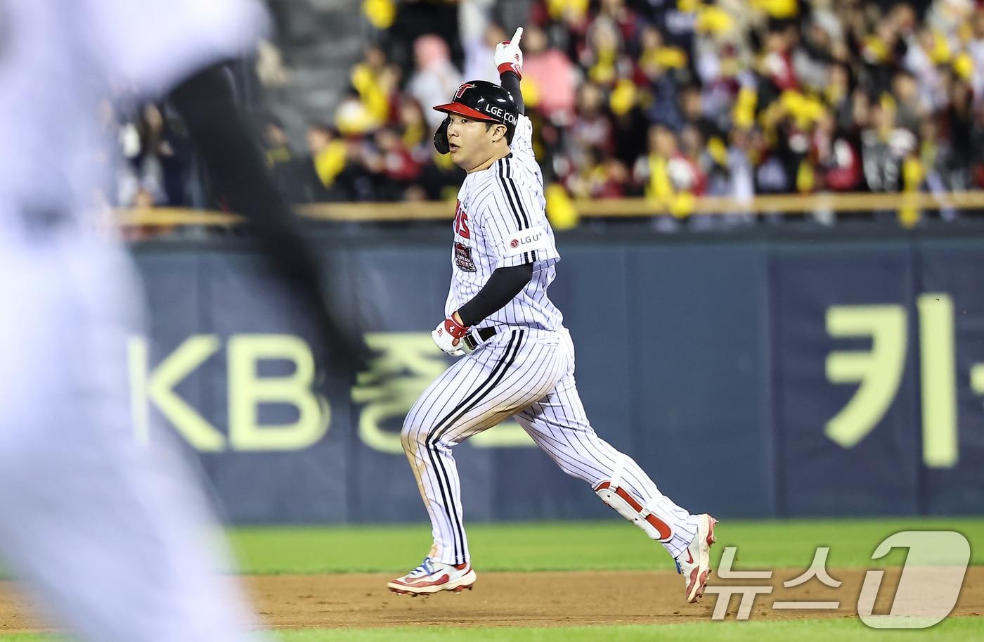 27일 서울 송파구 잠실야구장에서 열린 프로야구 2025 신한 SOL뱅크 KBO 포스트시즌 한국시리즈 2차전 한화 이글스와 LG 트윈스의 경기, 4회말 2사 만루 상황에서 LG 문보경이 싹쓸이 2루타를 치고 홈런 여부에 대해 어필하고 있다. 2025.10.27/뉴스1 ⓒ News1 김도우 기자