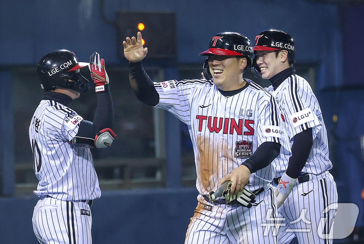 27일 서울 잠실야구장에서 열린 프로야구 2025 신한 SOL뱅크 KBO 포스트시즌 한국시리즈 2차전 한화 이글스와 LG 트윈스의 경기, LG 김현수와 홍창기가 4회말 2사 만루 상황 문보경의 3타점 2루타 때 득점을 올린 후 하이파이브를 하고 있다. 2025.10.27/뉴스1 ⓒ News1 김성진 기자