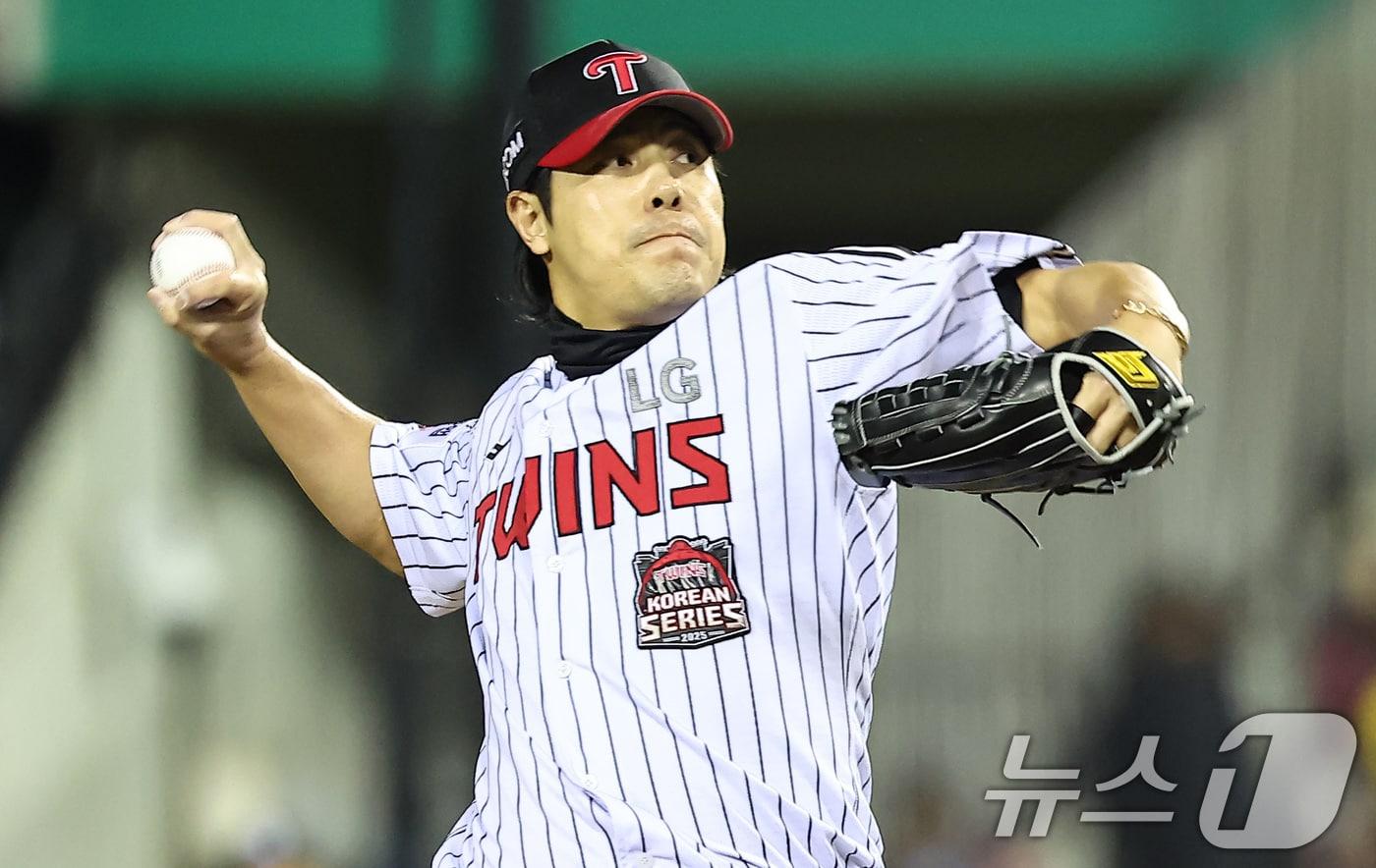 역투하는 LG 트윈스 투수 김진성. 2025.10.27/뉴스1 ⓒ News1 김도우 기자