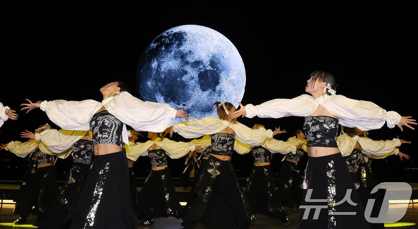 지난달 27일 오후 경주 보문 수상공연장에서 열린 ‘APEC 2025 KOREA 기념 보문 멀티미디어쇼–천년의 달’에서 허니제이팀이 멋진 퍼포먼스를 선보이고 있다. 멀티미디어로 구현된 거대한 달빛 아래, 춤과 영상이 어우러진 화려한 무대가 펼쳐졌다. 2025.10.27/뉴스1 ⓒ News1 박지혜 기자
