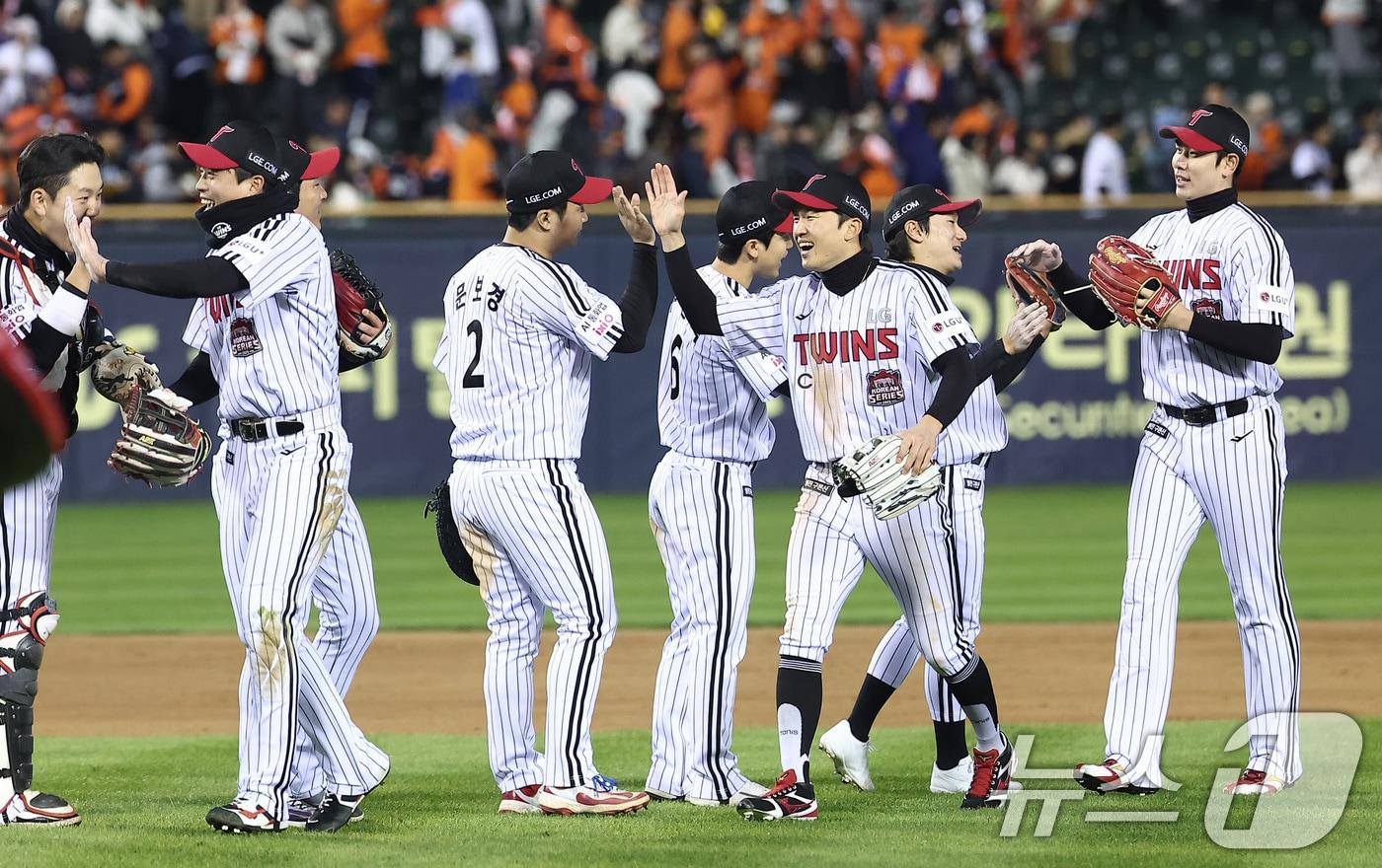 27일 서울 잠실야구장에서 열린 프로야구 2025 신한 SOL뱅크 KBO 포스트시즌 한국시리즈 2차전 한화 이글스와 LG 트윈스의 경기에서 LG 선수들이 13-5로 승리를 거둔 후 하이파이브를 하고 있다. 2025.10.27/뉴스1 ⓒ News1 김성진 기자