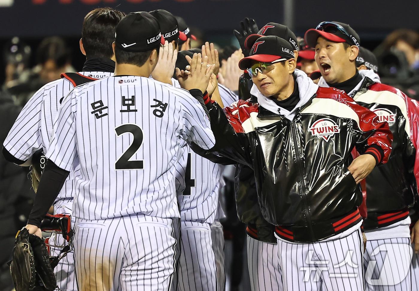 27일 서울 송파구 잠실야구장에서 열린 프로야구 2025 신한 SOL뱅크 KBO 포스트시즌 한국시리즈 2차전 한화 이글스와 LG 트윈스의 경기, LG 염경엽 감독이 13대 5 승리 후 LG 문보경을 격려하고 있다. 2025.10.27/뉴스1 ⓒ News1 김도우 기자
