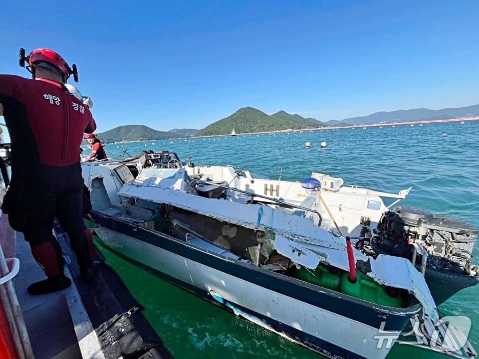 본문 이미지 - 27일 오후 경남 거제시 산달도 인근 해상에서 3톤급 낚시어선과 2.5톤급 모터보트가 출돌하는 사고가 발생해 해양경찰이 사고를 수습하고 있다. (통영해경 제공. 재판매 및 DB 금지)