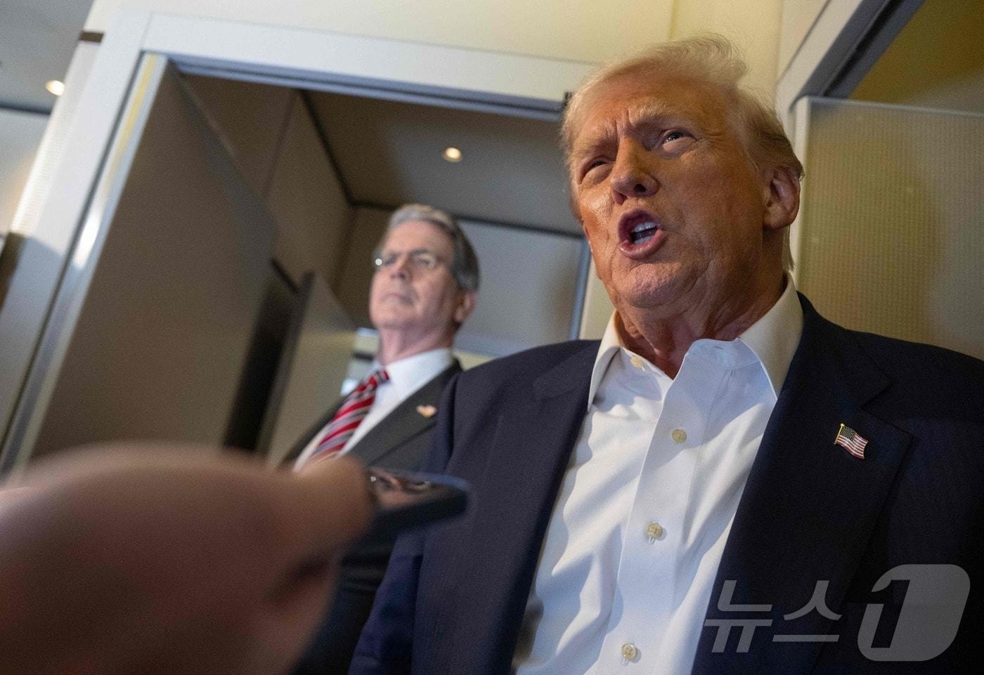 도널드 트럼프 미국 대통령이 지난 27일 일본으로 향하는 에어포스원에서 기자들 질문에 답하고 있다. 2025.10.27. ⓒ AFP=뉴스1 ⓒ News1 류정민 특파원