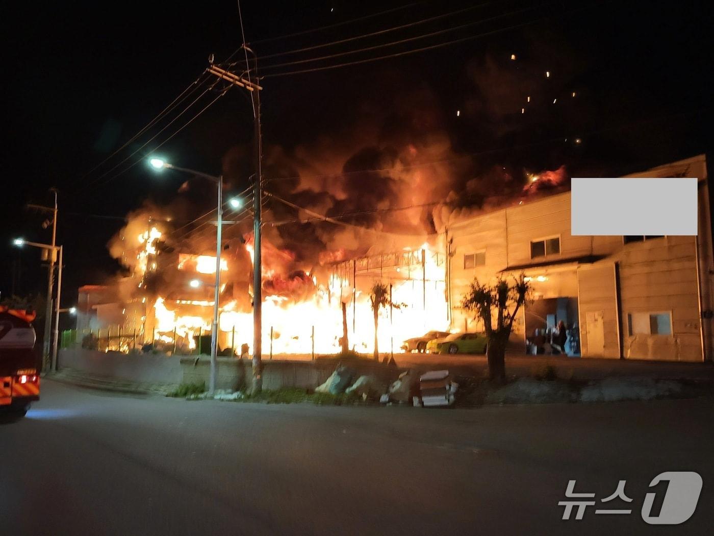 본문 이미지 - 화재 현장. (경기도소방재난본부 제공. 재판매 및 DB 금지) 2025.10.27/뉴스1