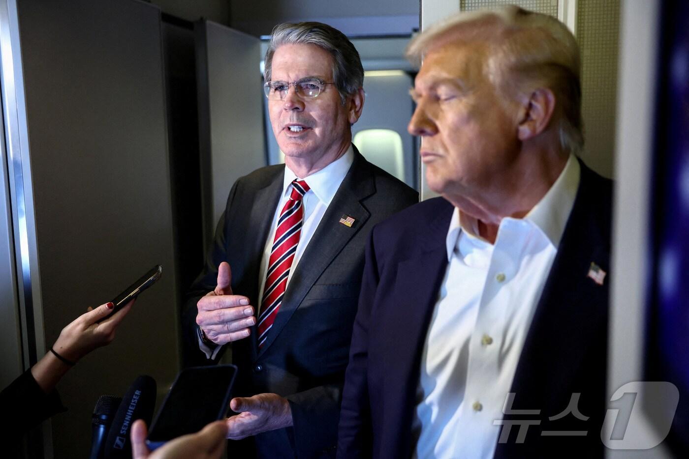 27일(현지시간) 말레이시아에서 일본으로 향하는 에어포스원(미 대통령 전용기)에서 도널드 트럼프 미국 대통령과 스콧 베선트 재무장관이 한미 간 관세 후속 협상 진행상황에 대해 밝히고 있다. 베선트 장관은 한미 관세 후속 협상이 오는 29일 한미 정상회담 때 타결 가능하느냐는 질문에 "끝날 거 같지 않다＂라고 답했다. 2025.10.27. ⓒ 로이터=뉴스1 ⓒ News1 류정민 특파원