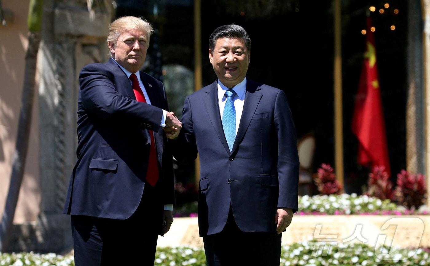 도널드 트럼프 미국 대통령과 시진핑 중국 국가주석이 2017년 4월 7일 미국 플로리다주 팜비치에서 열린 정상회담에서 악수하고 있다. ⓒ 로이터=뉴스1 ⓒ News1 류정민 특파원