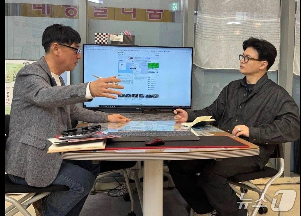 본문 이미지 -  경기남부 민심경청 투어에 나선 한동훈 전 국민의힘 대표가 지난 24일 경기도 화성 동탄 부동산 관계자로부터  설명을 듣고 있는 모습. (SNS 갈무리) ⓒ 뉴스1