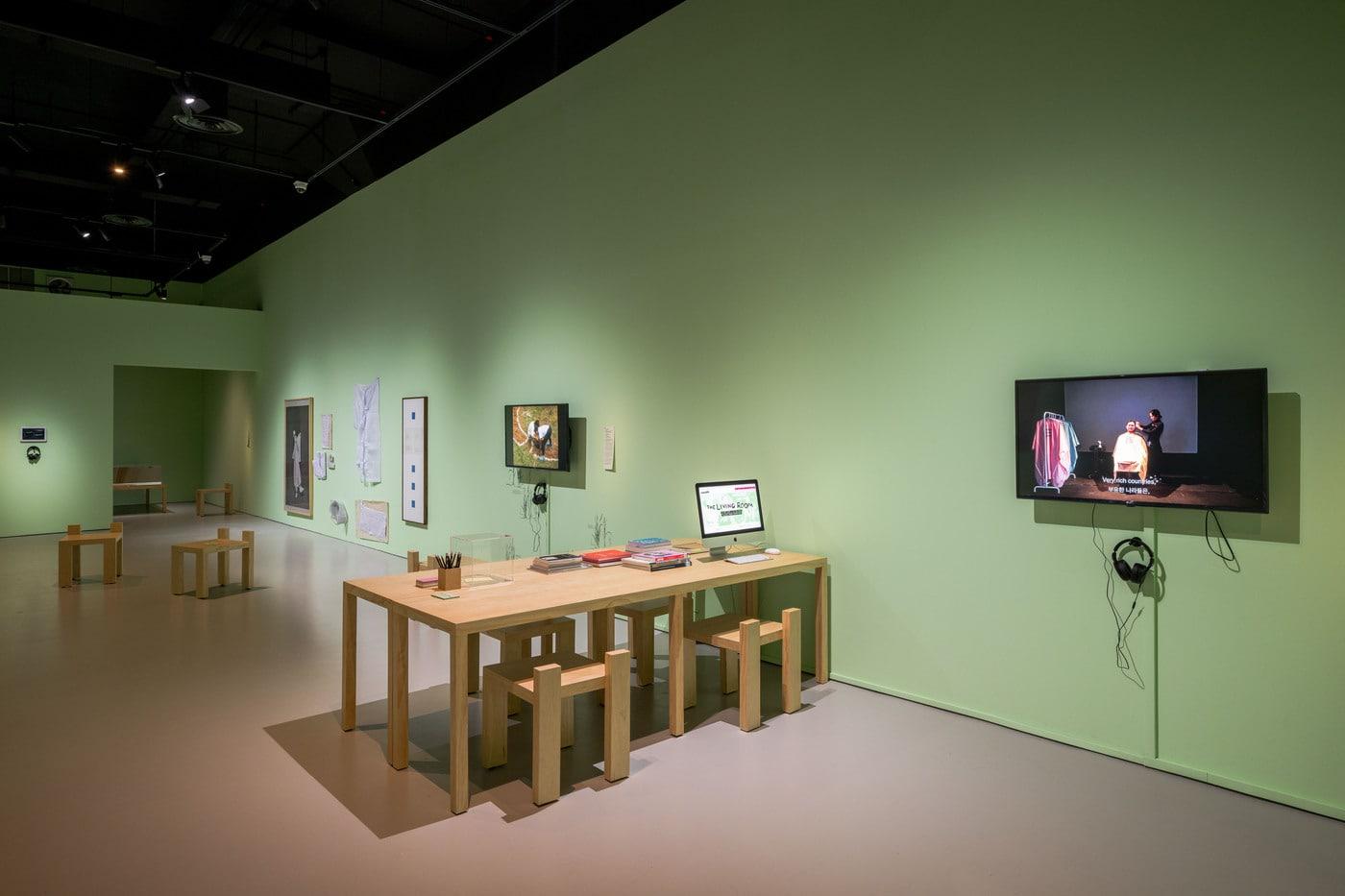 전시  전경. Exhibition view of &#39;The Living Room&#39; at SAM at Tanjong Pagar Distripark. Image courtesy of Singapore Art Museum &#40;싱가포르미술관 제공&#41;