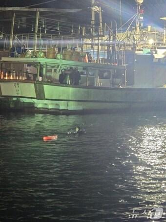 본문 이미지 - 부산 기장 학리방파제 앞바다서 해경이 구조 활동에 나서고 있다,(울산해경 제공. 재판매 및 DB금지)/뉴스1