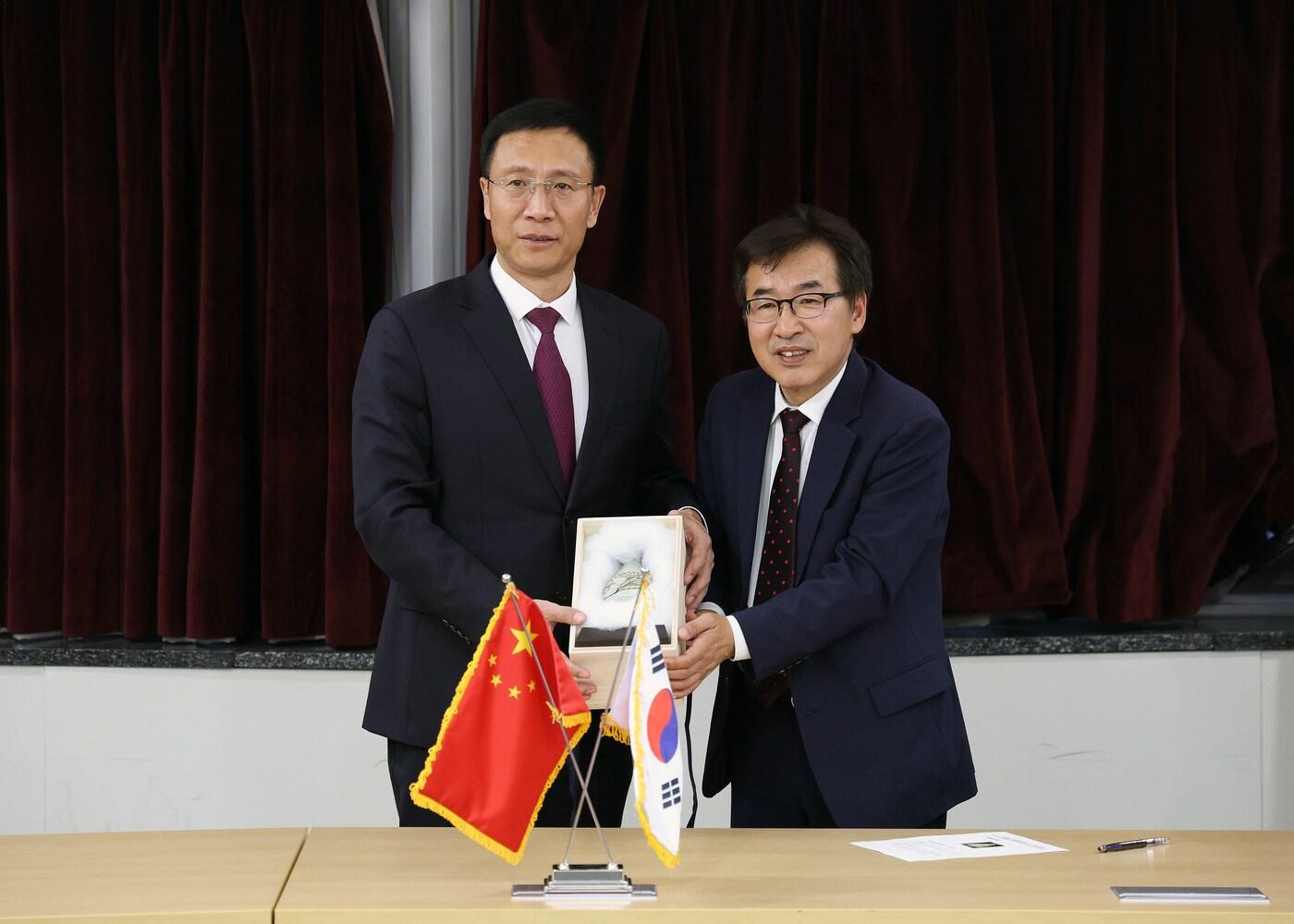 본문 이미지 - 전형식 도 정무부지사(오른쪽)와 장치시앙 중국 헤이룽장성 부성장이 기념촬영을 하고 있다.(충남도 제공. 재판매 및 DB금지)/뉴스1