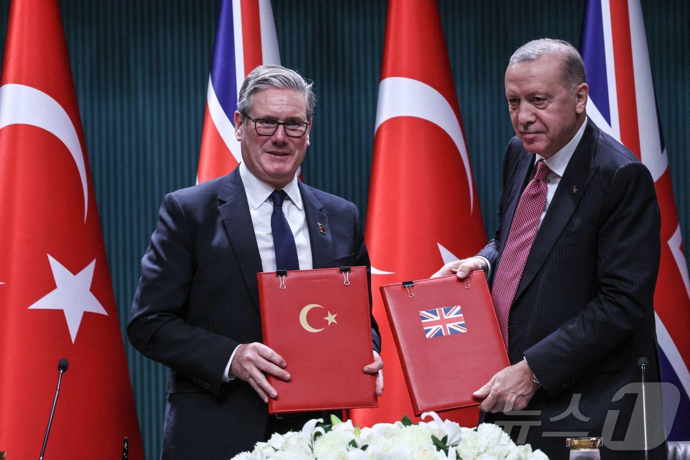 27일(현지시간) 튀르키예 앙카라 대통령궁에서 영국 키어 스타머 총리(왼쪽)와 레제프 타이이프 에르도안 튀르키예대통령이 유로파이터 타이푼 전투기 20대를 구매하는 80억 파운드 규모의 계약에 서명했다. 2025.10.27. ⓒ AFP=뉴스1 ⓒ News1 이정환 기자