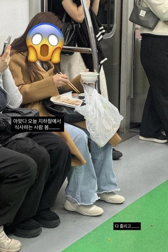 본문 이미지 - (지하철 2호선 객실내에서 보쌈과 밥등을 꺼내 식사를 한 여성의 행동에 시민들이 불쾌감을 호소했다. 보배드림 갈무리)