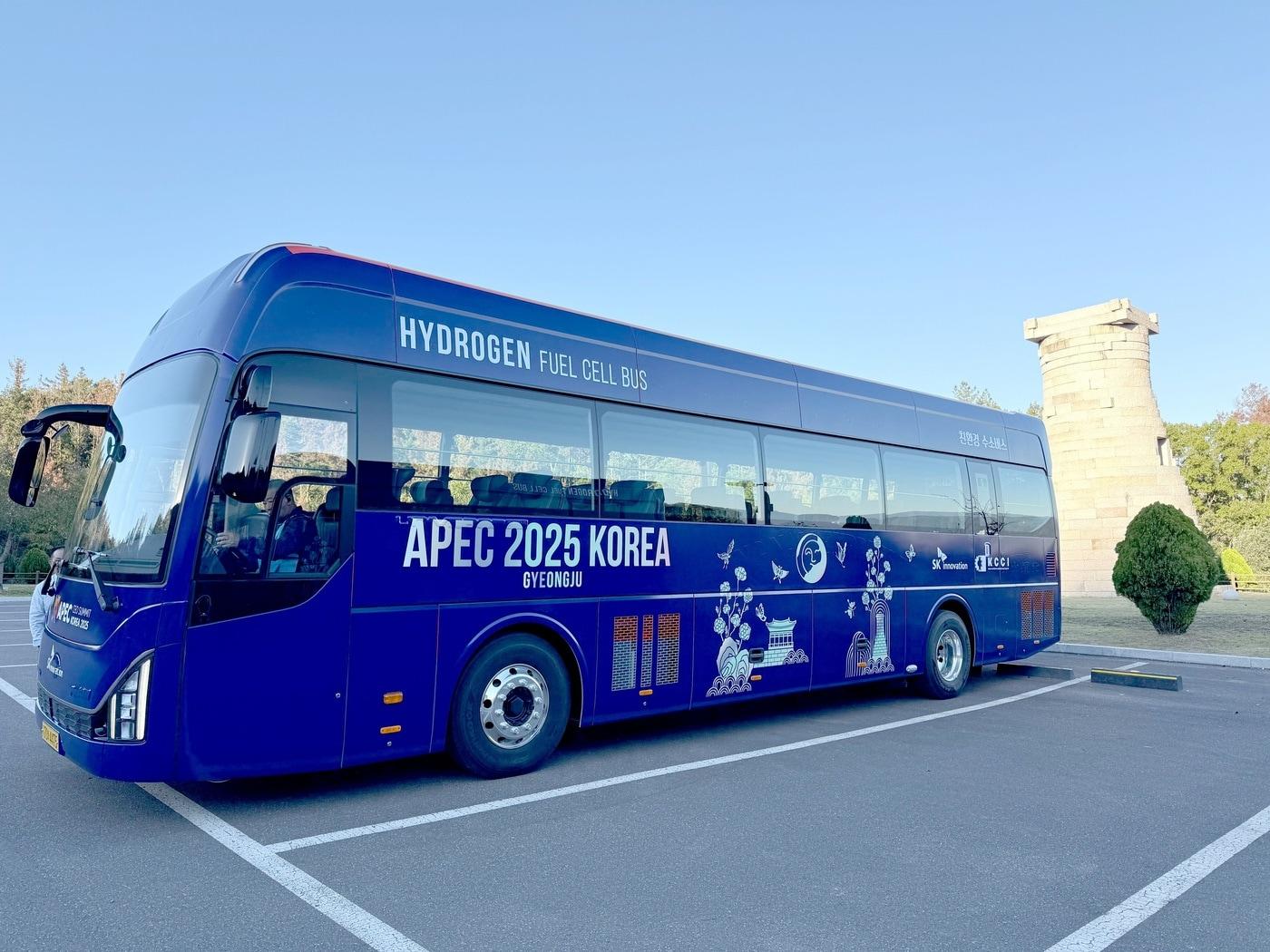 본문 이미지 - SK이노베이션이 지원하는 APEC CEO 서밋 행사의 수소 셔틀버스 모습.(SK이노베이션 제공)