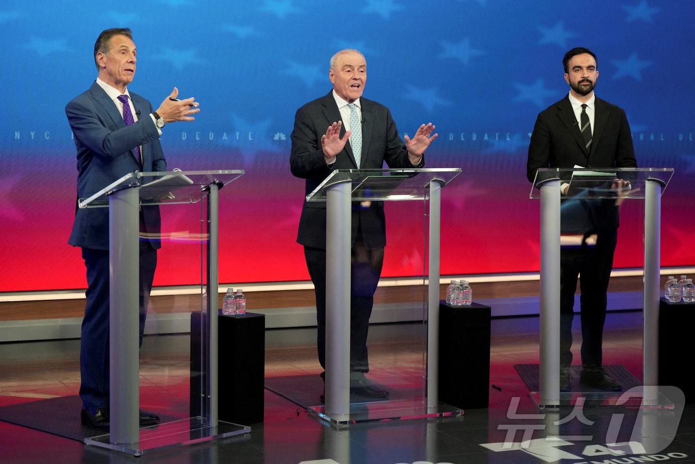 앤드류 쿠오모 무소속 후보와 커디스 슬리와 공화당 후보, 조란 맘다니 민주당 후보가 16일&#40;현지시간&#41; 미국 뉴욕에서 뉴욕시장 선거 토론회에 참석하고 있다. 2025.10.16 ⓒ 로이터=뉴스1 ⓒ News1 김경민 기자