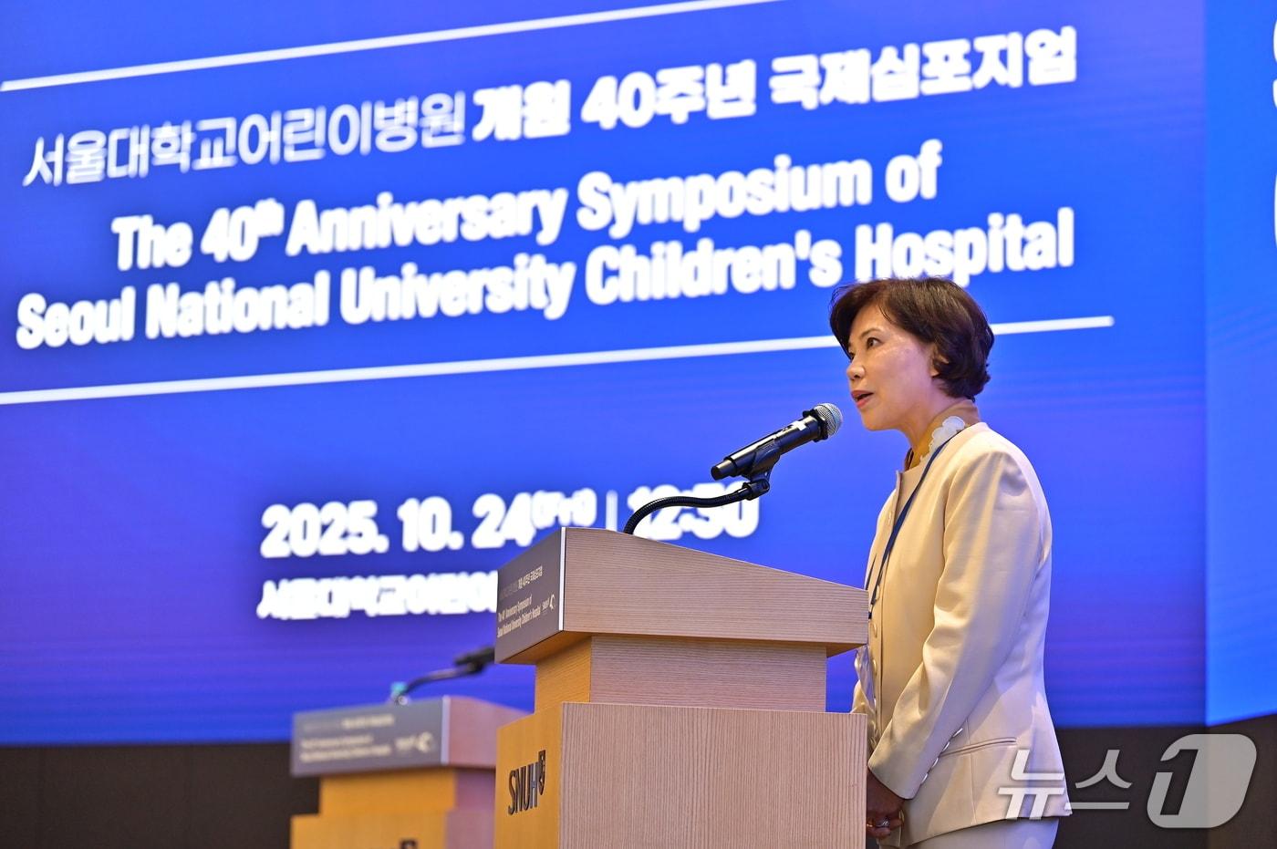 최은화 서울대어린이병원장이 국제심포지엄에서 개회사를 하고 있다.&#40;서울대어린이병원 제공&#41;