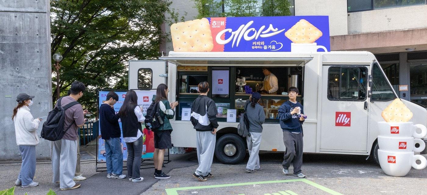 23일 서울 동국대학교 학생회관 앞에서 에이스 커피차 이벤트를 진행하고 있다.&#40;해태제과 제공&#41;