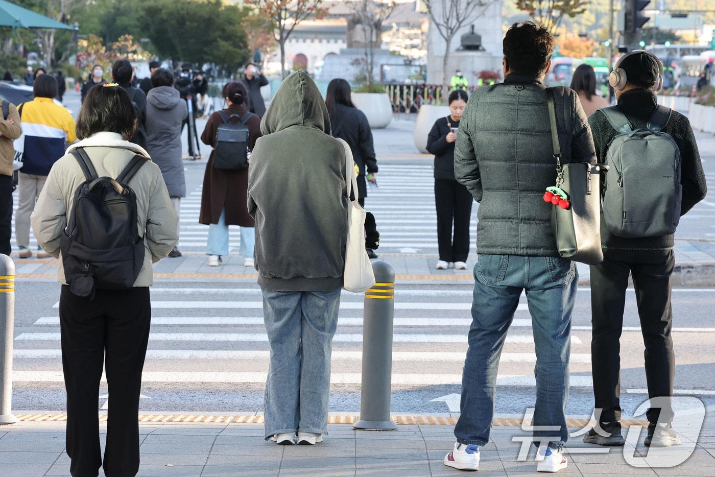 올가을 들어 가장 추운 날씨를 보인 28일 오전 서울 종로구 광화문네거리에서 두터운 외투를 입은 출근길 시민들이 발걸음을 옮기고 있다. 2025.10.28/뉴스1 ⓒ News1 이광호 기자
