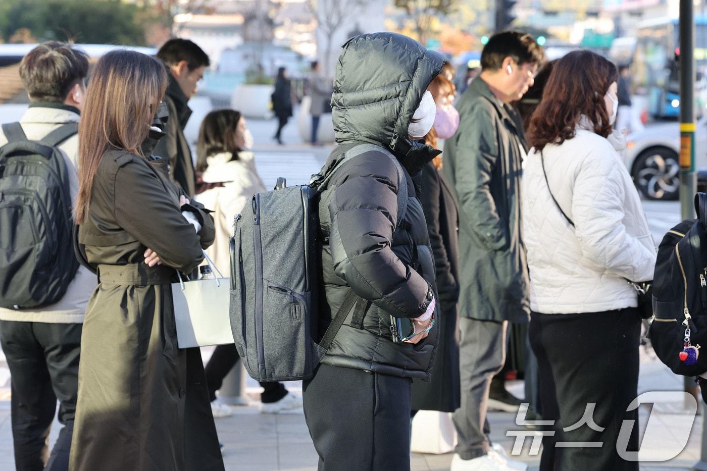 올가을 들어 가장 추운 날씨를 보인 28일 오전 서울 종로구 광화문네거리에서 두터운 외투를 입은 출근길 시민들이 발걸음을 옮기고 있다. 2025.10.28/뉴스1 ⓒ News1 이광호 기자