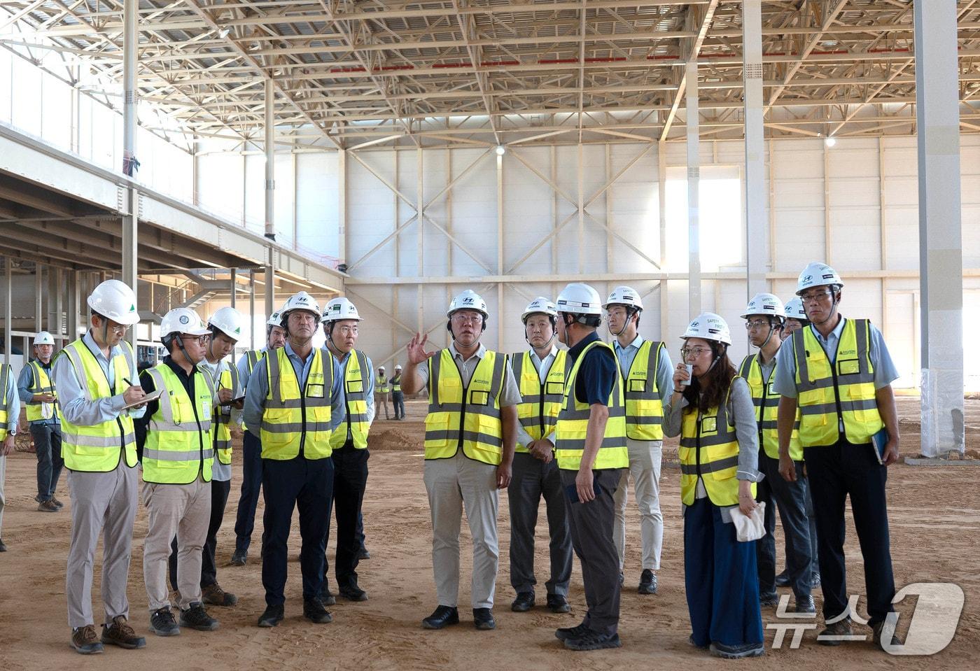  정의선 현대차그룹 회장이 지난 26일&#40;현지시간&#41; 현대차 현대차 사우디아라비아 생산법인&#40;HMMME&#41;을 찾아 신공장 건설 현황과 사우디아라비아 판매전략을 점검했다. 사진은 정의선 회장&#40;가운데&#41;과 호세 무뇨스 사장&#40;앞줄 왼쪽 세번째&#41;이 박원균 HMMME 법인장&#40;앞줄 오른쪽 세번째&#41;에게 사우디 신공장 건설 진행 현황을 들으며, 공장을 둘러보는 모습. &#40;현대차그룹 제공&#41;