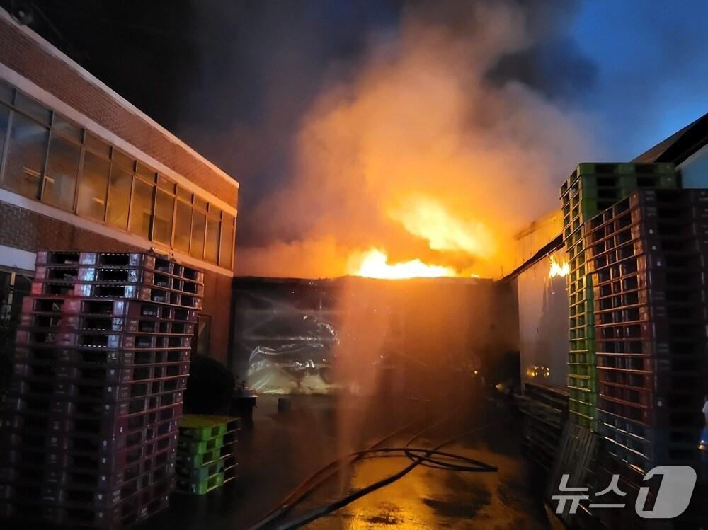 본문 이미지 - 김포 박스 공장 화재 사진 &#40;김포소방서 제공.재판매 및 DB금지&#41;