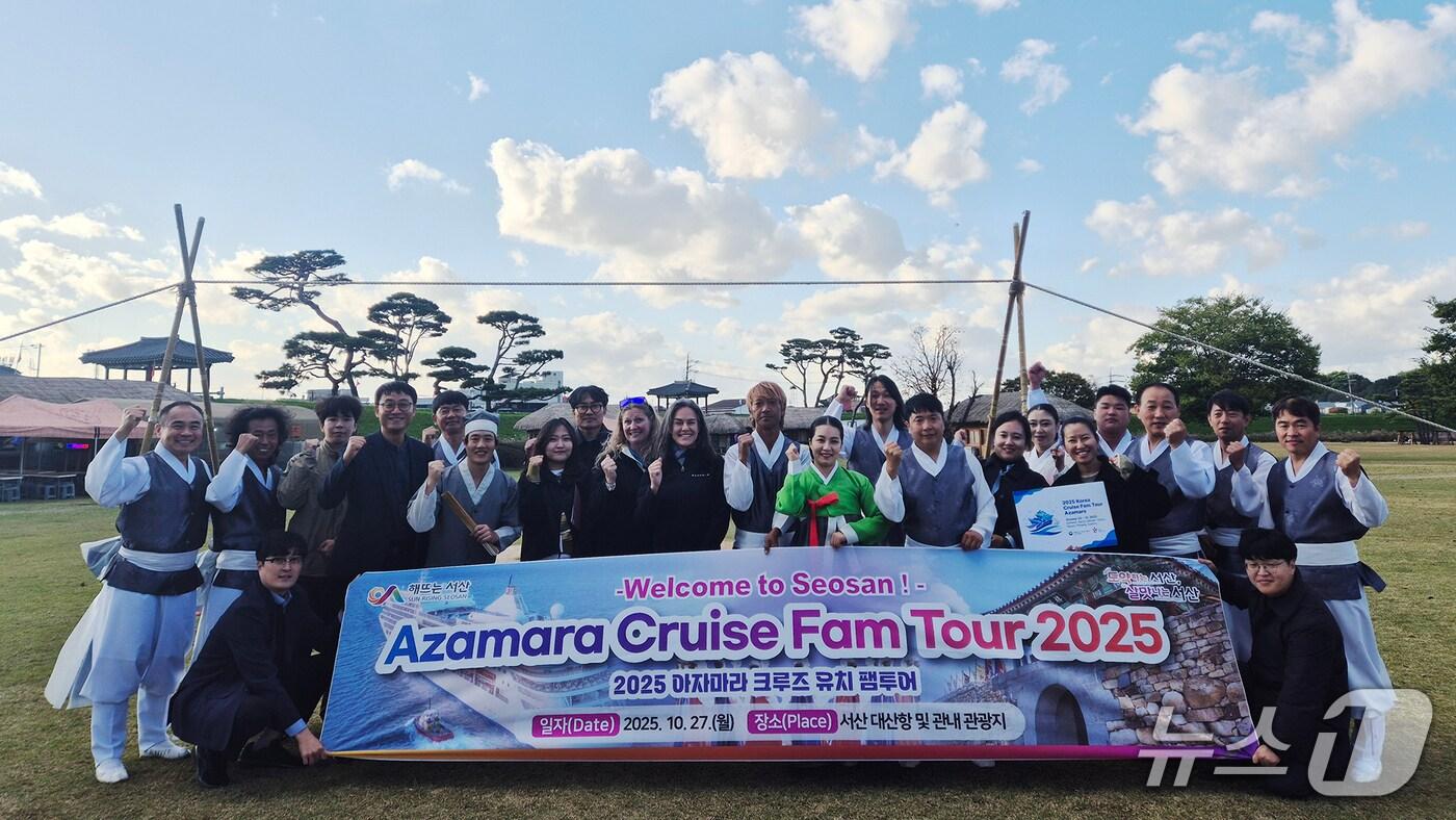 지난 27일 미국 아자마라 크루즈 선사 관계자들이 서산해미읍성을 방문한 모습(서산시 제공. 재판매 및 DB금지)2025.10.28/뉴스1