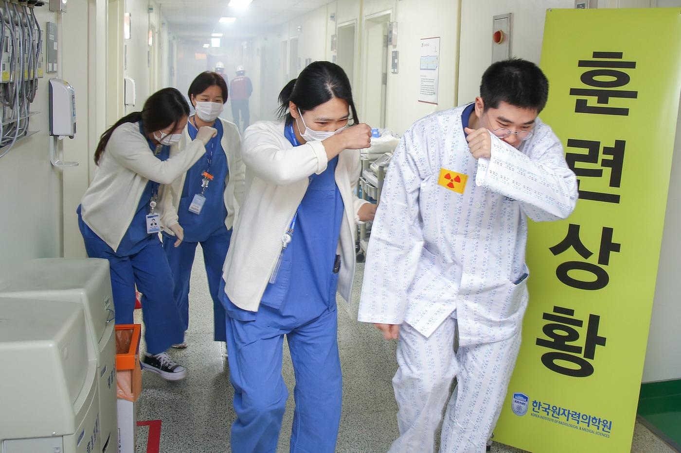 방사성동위원소 치료병동 환자 대피 훈련.(한국원자력의학원 제공)