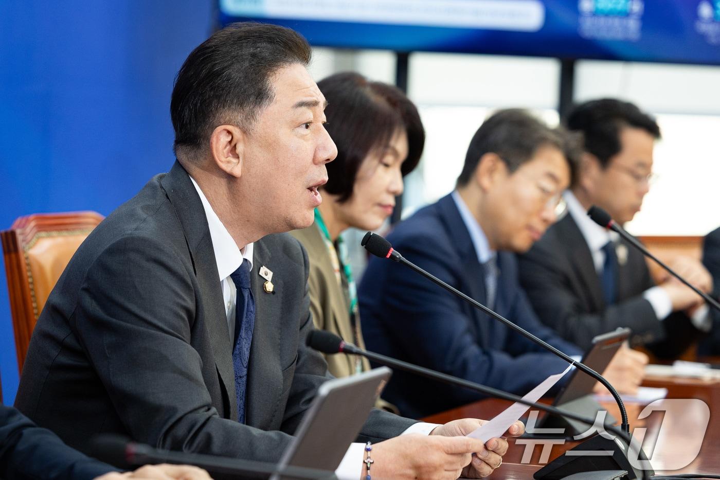 본문 이미지 - 김병기 더불어민주당 원내대표가 28일 서울 여의도 국회에서 열린 국정감사 대책회의에서 모두 발언을 하고 있다. 2025.10.28/뉴스1 ⓒ News1 유승관 기자
