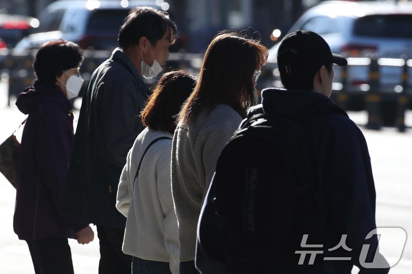초겨울 추위가 찾아온 28일 오전 대구 수성구 달구벌대로에서 겨울 외투와 마스크 차림의 시민들이 발걸음을 재촉하고 있다. 2025.10.28/뉴스1 ⓒ News1 공정식 기자