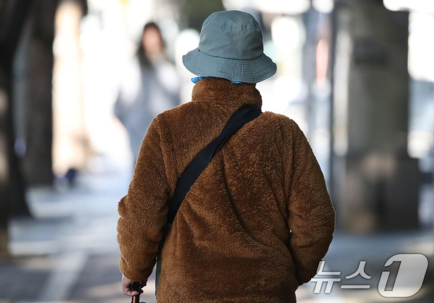 초겨울 추위가 찾아온 28일 오전 대구 수성구 달구벌대로에서 겨울 외투와 모자 차림의 시민이 발걸음을 재촉하고 있다. 2025.10.28/뉴스1 ⓒ News1 공정식 기자