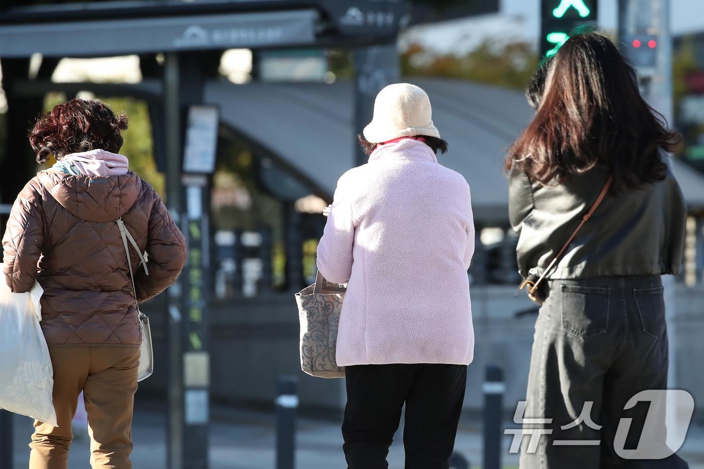 초겨울 추위가 찾아온 28일 오전 대구 수성구 달구벌대로에서 겨울 외투를 챙겨 입은 시민들이 발걸음을 재촉하고 있다. 2025.10.28/뉴스1 ⓒ News1 공정식 기자