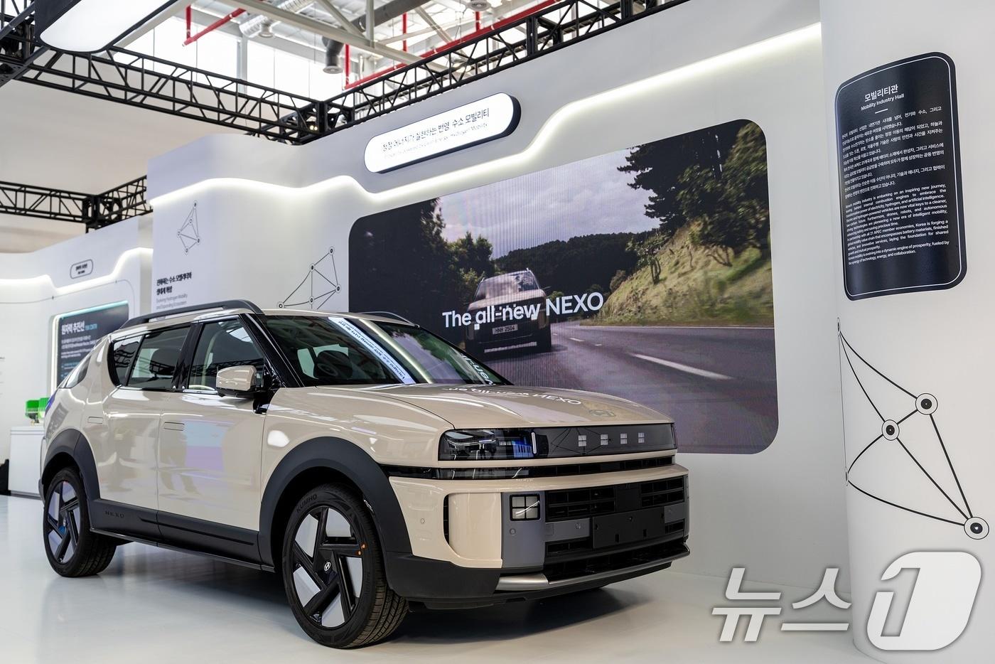현대차그룹은 2025년 APEC 정상회의가 열리는 경북 경주시 일원에서 수소를 비롯해 PBV와 로보틱스 사업의 핵심 기술을 보여주는 다양한 전시 및 행사를 진행한다고 28일 밝혔다. 사진은 경주엑스포대공원 APEC 경제전시장 내 한류·첨단미래산업관에 전시된 ‘디 올 뉴 넥쏘’ 모습. (현대차·기아 제공. 재판매 및 DB 금지) 2025.10.28/뉴스1