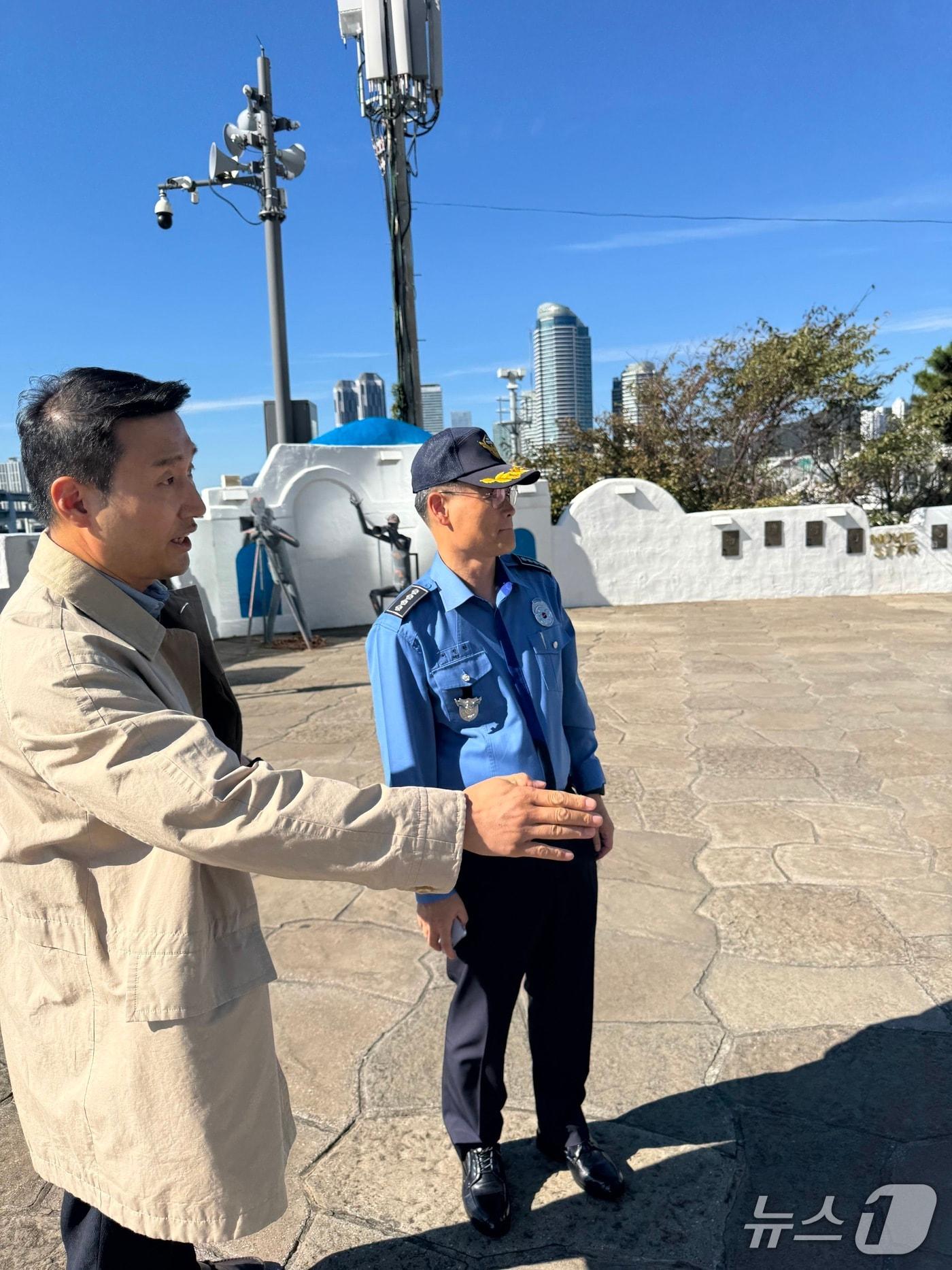 본문 이미지 - 서정원 부산해경서장이 제32차 2025년 APEC 정상회의를 앞두고 현장점검을 실시하고 있다.(해경 제공. 재판매 및 DB 금지)