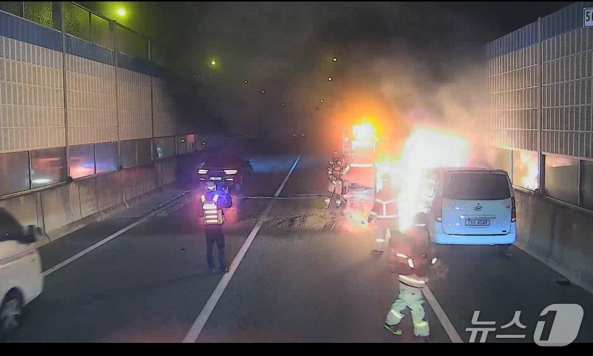본문 이미지 - 인천 중구 항동7가 고가도로상 스타렉스 차량 화재 장면 (인천소방본부 제공.재판매 및 DB금지)