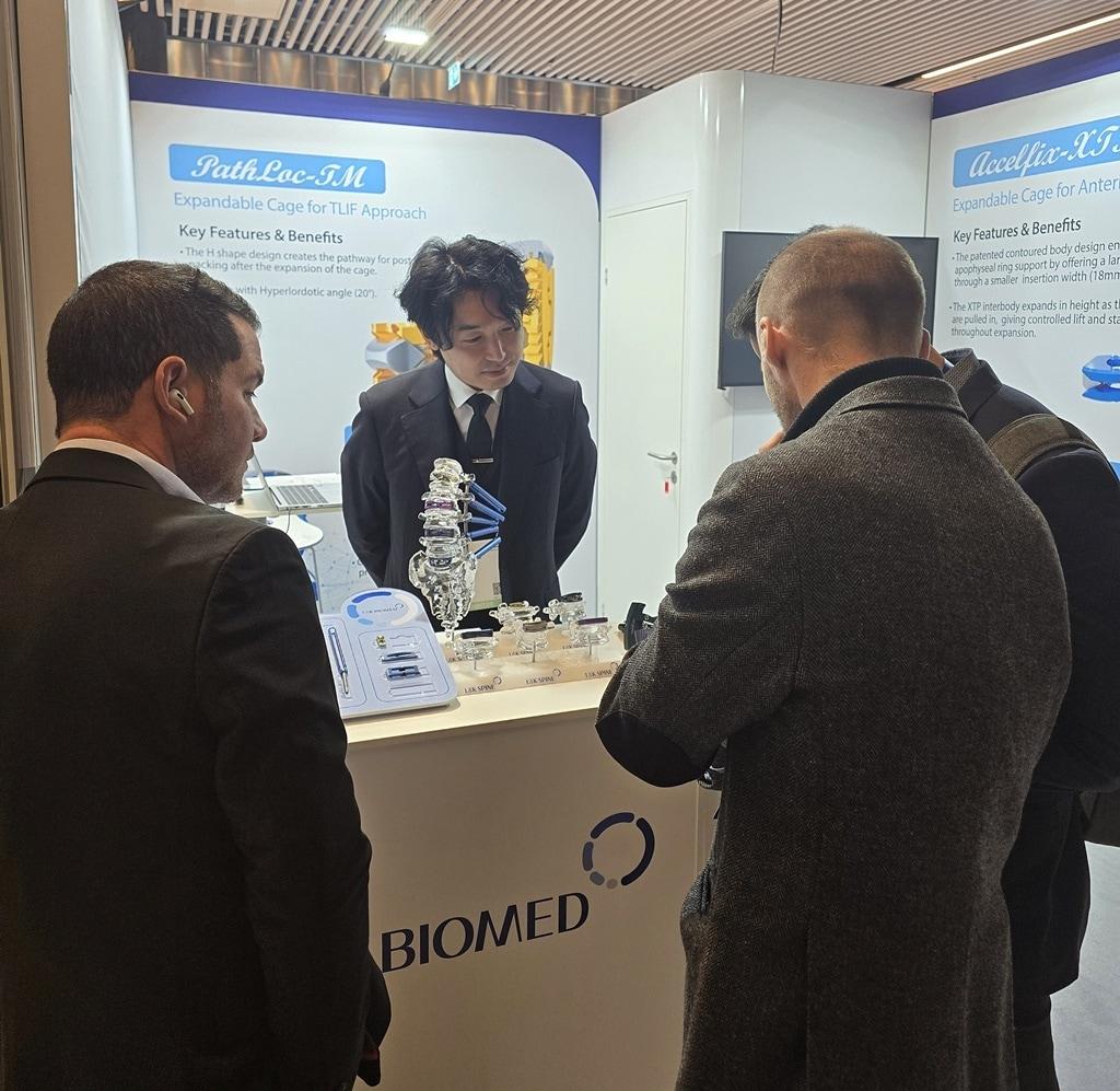 본문 이미지 -  엘앤케이바이오가 &#39;유로스파인 2025&#39; 참가해 척추 관련 병원 의료진에게 제품을 설명하고 있는 모습. &#40;엘앤케이바이오 제공&#41;