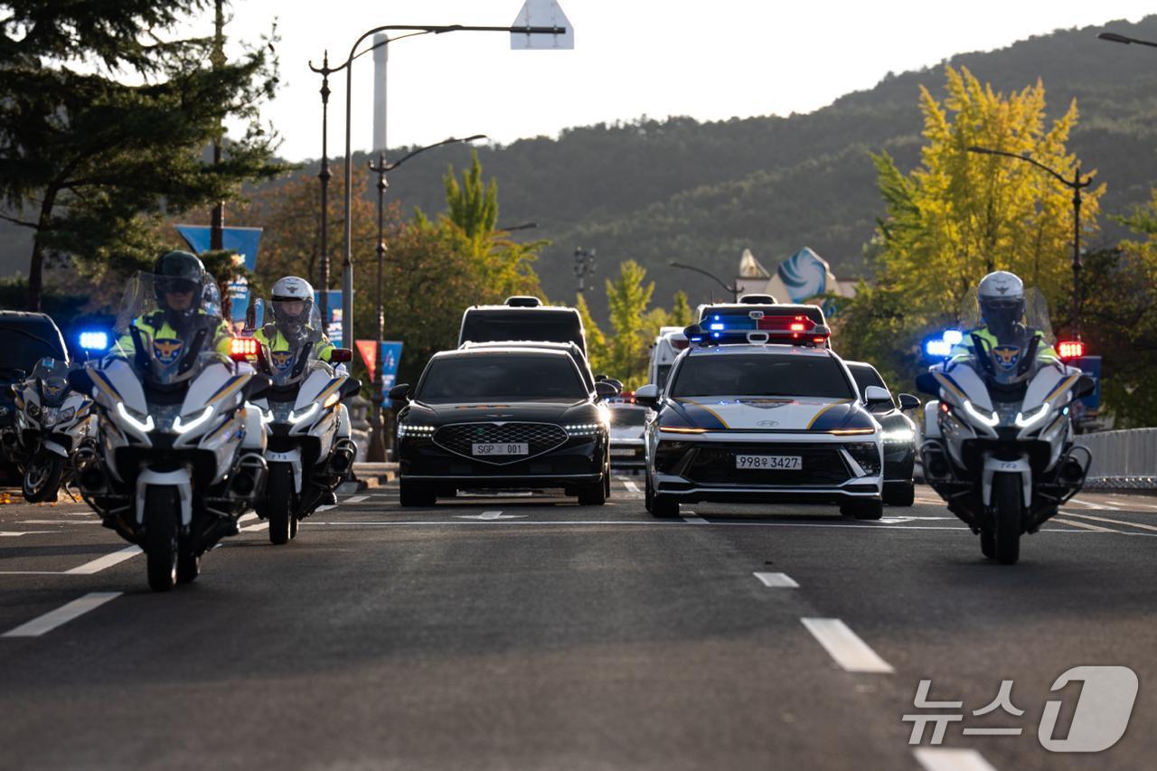 본문 이미지 - 대통령경호처가 주관하는 경호안전통제단은 지난 25일과 27일 경주와 부산 일대에서 '2025년 APEC정상회의' 경호안전 대비를 위한 FTX(종합상황훈련)를 실시했다. 2025.10.28/뉴스1 (대통령실 제공)